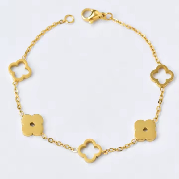 Alhambra gold floral Necklace and Bracelet Set Stainless Steel
Clover Flower - Picture 3 of 13